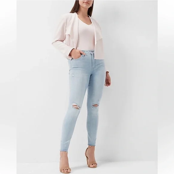 NWT Express Size 18 Light Wash/ Mid Rise Ripped Raw Hem Skinny Jeans